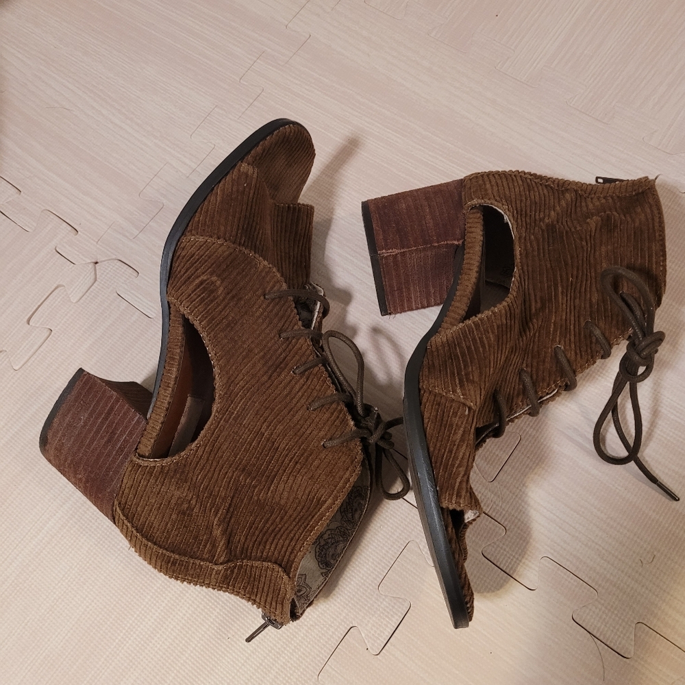 Band of Gypsies Amelia Brown Corduroy Lace Up Heels Size 9